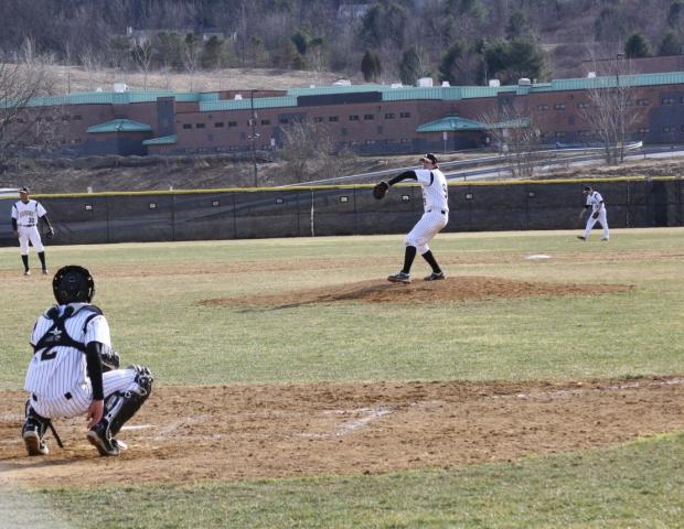Baseball Team Goes 2-2 Against Jamestown CC Over The Weekend