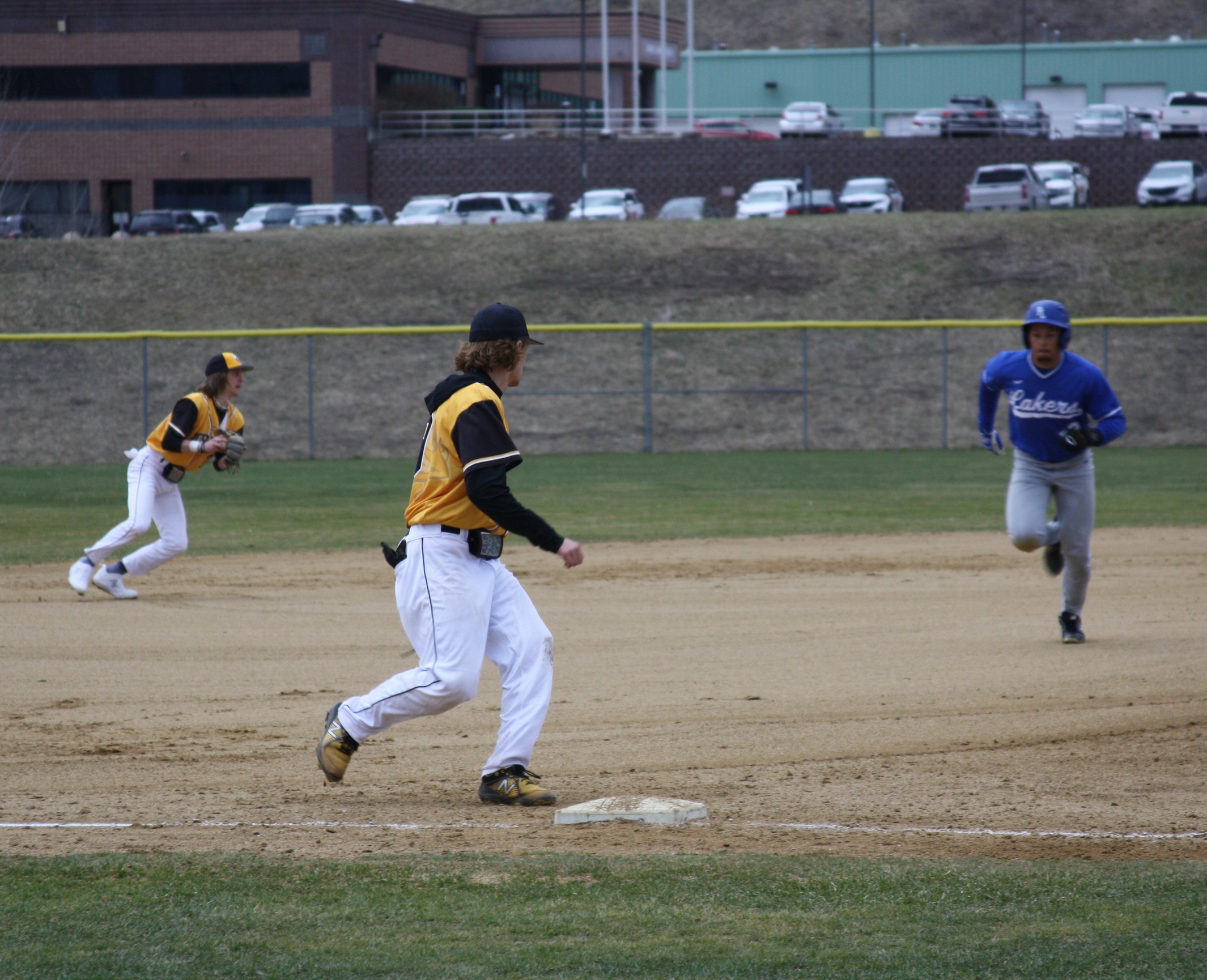 Laker running to 3rd